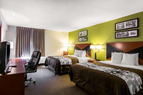 Katil atau katil-katil dalam bilik di Sleep Inn & Suites near Fort Gregg-Adams