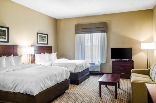 Un pat sau paturi într-o cameră la MainStay Suites Hackberry Sportsman's Lodge