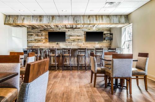a bar in a restaurant with chairs and tables at MainStay Suites Hackberry Sportsman's Lodge in Hackberry