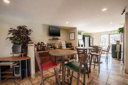 a restaurant with tables and chairs and a bar at Econo Lodge Elkridge near Arundel Mills in Elkridge