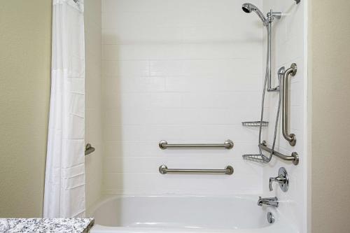 MainStay Suites Geismar - Gonzales tesisinde bir banyo