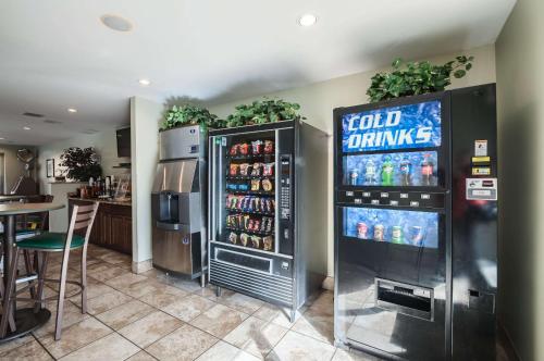 a room with two refrigerators and a soda machine at Econo Lodge Elkridge near Arundel Mills in Elkridge