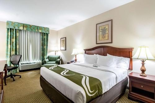 Quality Inn & Suites房間的床