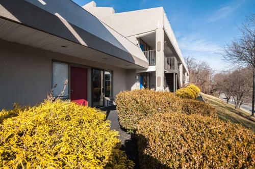 a house with yellow bushes in front of it at Econo Lodge Elkridge near Arundel Mills in Elkridge