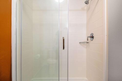 bagno con doccia e porta in vetro di Sleep Inn Geismar - Gonzales a Geismar