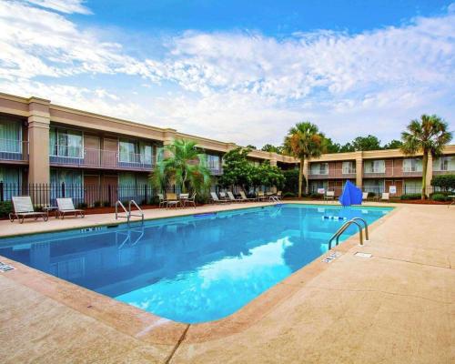 Swimmingpoolen hos eller tæt på Clarion Inn & Suites Dothan South