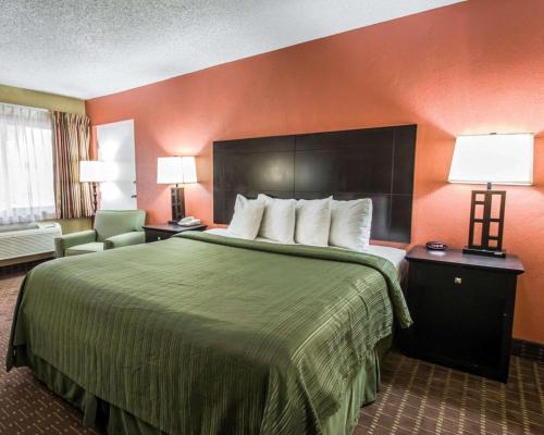 奧蘭治城品質酒店房間的床