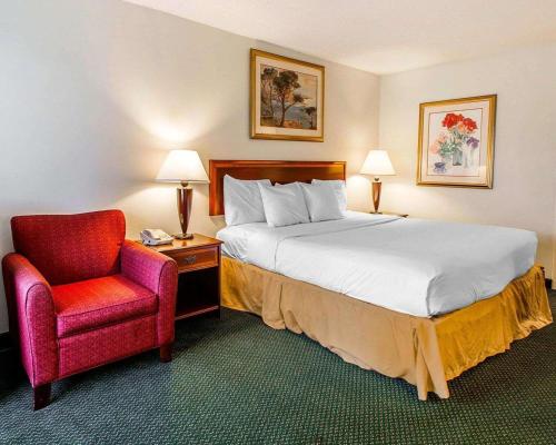 Krevet ili kreveti u jedinici u okviru objekta Clarion Inn & Suites Dothan South