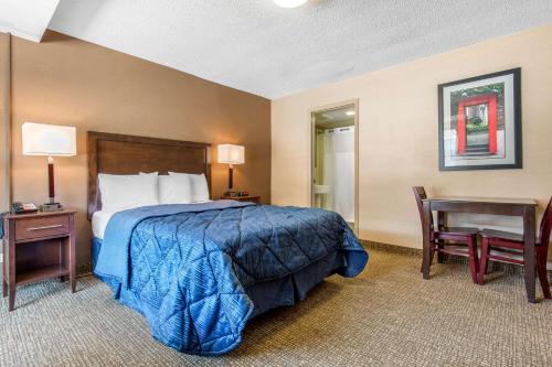 una camera d'albergo con letto, scrivania e sedia di Rodeway Inn Chicago a Chicago