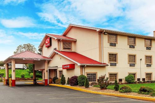 a hotel with a gas station in a parking lot at Econo Lodge Rome in Rome