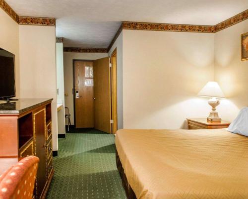 Televisyen dan/atau pusat hiburan di FairBridge Inn Express Chesterton