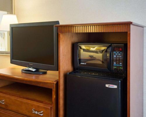 a microwave and a television on top of a refrigerator at Quality Inn Takoma Park in Takoma Park