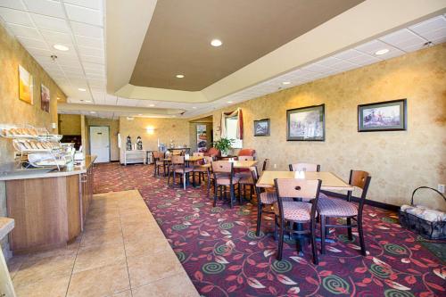 een eetkamer met tafels en stoelen in een restaurant bij Quality Inn Fairmont in Fairmont