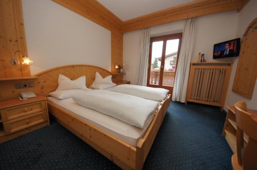Postel nebo postele na pokoji v ubytování Garnì Tofana