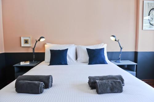 リスボンにあるCosmopolitan City Apartment 4Aの大きな白いベッド(枕2つ付)