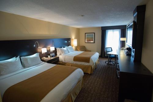 Letto o letti in una camera di Holiday Inn Express & Suites Topeka West I-70 Wanamaker by IHG