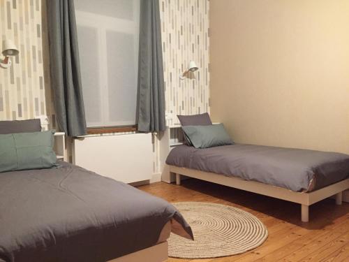 Un dormitorio con dos camas y una ventana. en La '1923', en Locon