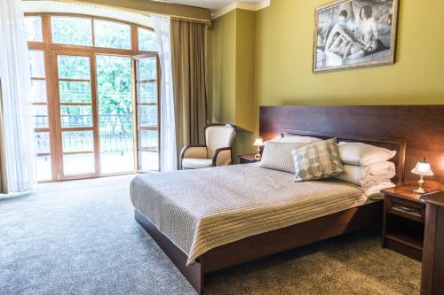 Ένα ή περισσότερα κρεβάτια σε δωμάτιο στο Dworek Korytków