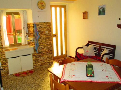a room with a table and a kitchen with a dining room at LA CASA DEI NONNI in Acqualagna