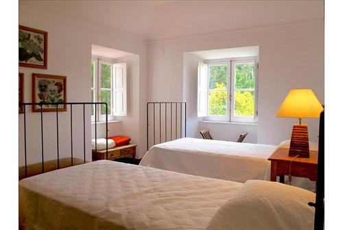 Postel nebo postele na pokoji v ubytování Heart of Sintra - Amazing Views, Pool & Garden