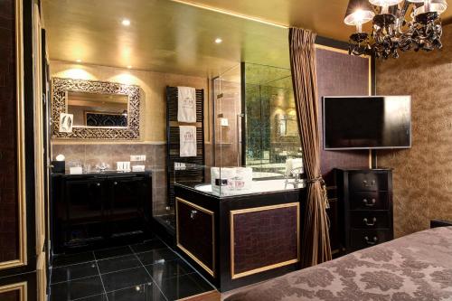 a bedroom with a shower with a television and a bed at The Pavilions Amsterdam, The Toren in Amsterdam