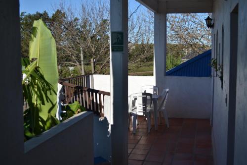 a patio with a table and chairs on a porch at Posada del Navegante in Carmelo