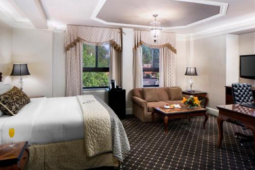 um quarto de hotel com uma cama, um sofá e uma mesa em Historic Hotel Bethlehem em Bethlehem