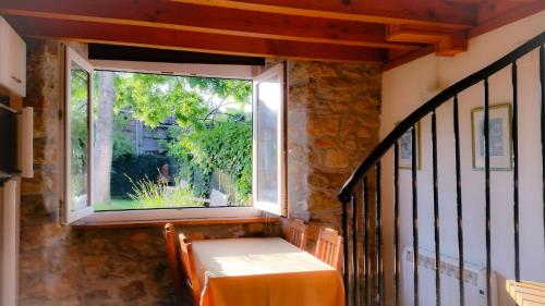 a window in a room with a bench next to it at Errotazar apartamento M in Alsasua