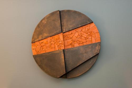 a brown leather circle with an orange at Lake View 34 in Sulzano