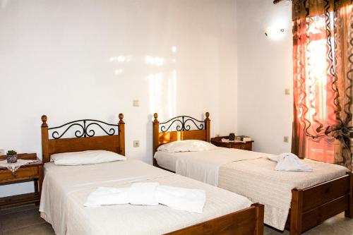 Giường trong phòng chung tại Villa Manos