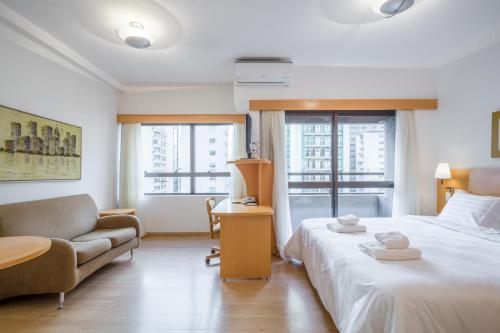 1 dormitorio con cama, sofá y mesa en BHomy Jardins Conforto na Alameda Lorena TU705, en São Paulo