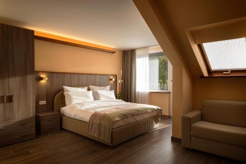 a bedroom with a bed and a window and a chair at Casa da Vito in Bad Kissingen