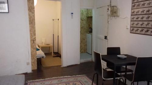 リスボンにあるCity Center | Chiado Typical Small flatのダイニングルーム(テーブル、椅子付)