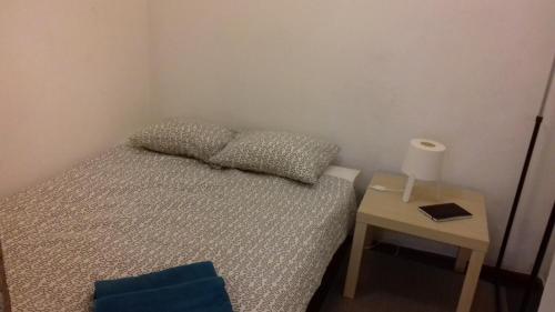 リスボンにあるCity Center | Chiado Typical Small flatの小さなベッドルーム(ベッド1台、ナイトスタンド付)