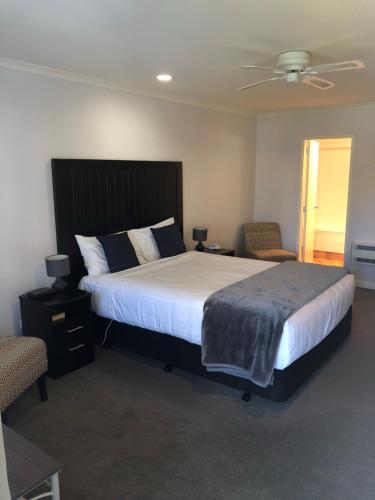Katil atau katil-katil dalam bilik di Bethlehem Motor Inn and Conference Centre