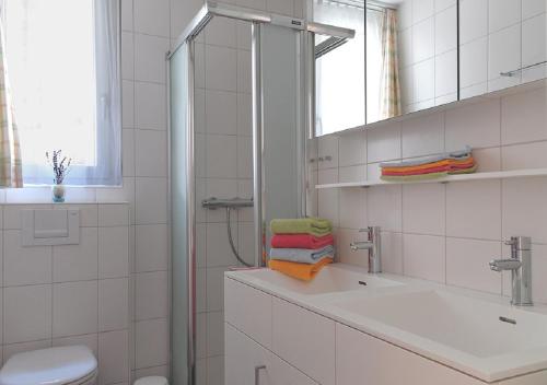 ツェルマットにあるApartment Topasのバスルーム(シャワー、洗面台、トイレ付)