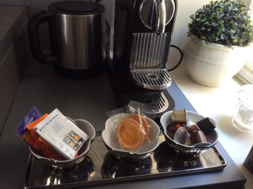 un plateau avec trois bols de nourriture sur un comptoir dans l'établissement Galante intramuros, à Avignon