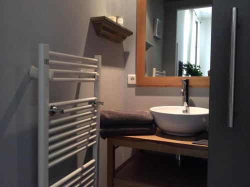 アヴィニョンにあるGalante intramurosのバスルーム(洗面台、鏡付)