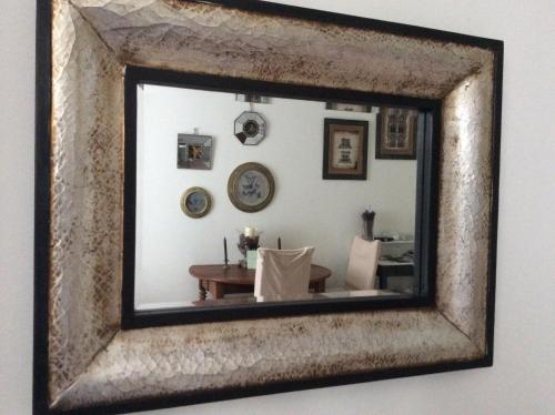 - un miroir mural avec une table dans la chambre dans l'établissement Galante intramuros, à Avignon