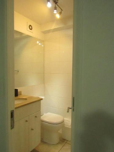 a bathroom with a toilet and a sink at Departamento con vista al mar in Coquimbo