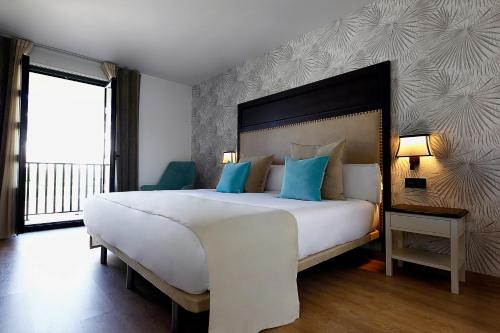 Tempat tidur dalam kamar di VISTALEGRE Hotel-Spa