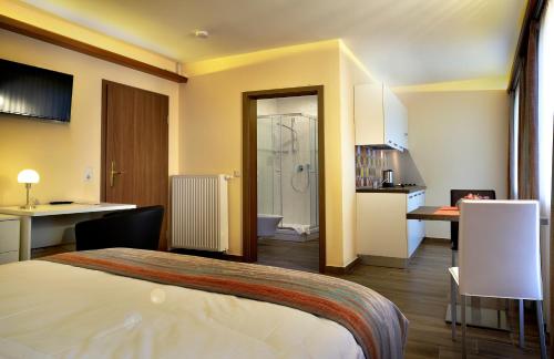 a hotel room with a bed and a bathroom at Casa da Vito in Bad Kissingen