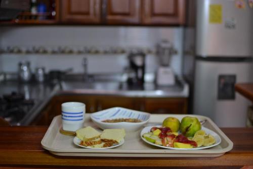 - un plateau avec deux assiettes de nourriture sur un comptoir de cuisine dans l'établissement Hostal Naty Luna, à Jardín