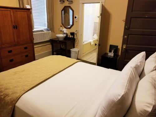 Letto o letti in una camera di 1905 Basin Park Hotel