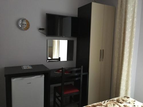 Cette petite chambre comprend un bureau et une armoire. dans l'établissement Hotel M&S, à Tirana