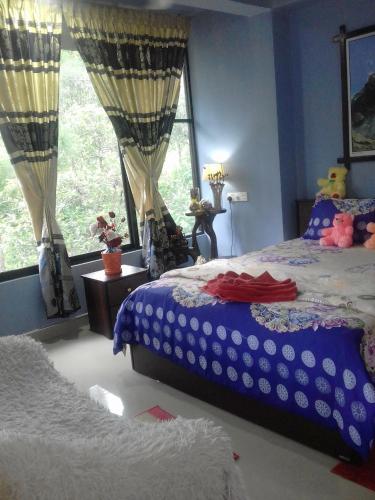 a bedroom with two beds and a window at Hamadhi guest in Haldummulla