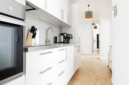 SC 01 by ROCKCHAIR Apartments l SUPERHOST Status l 2 Bedrooms Boxspringbeds Balcony Elevator - Cozy Family & Business Flair welcomes you! photo 14