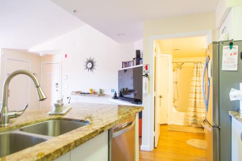 eine Küche mit einer Spüle und einem Kühlschrank in der Unterkunft Disney Adjacent in Kissimmee