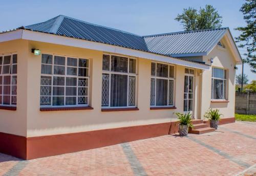 une maison avec un toit en métal dans l'établissement Lynm Residence, à Harare