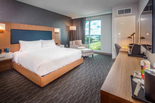 布雷登顿Legacy Hotel at IMG Academy的一间配有床和沙发的大酒店房间